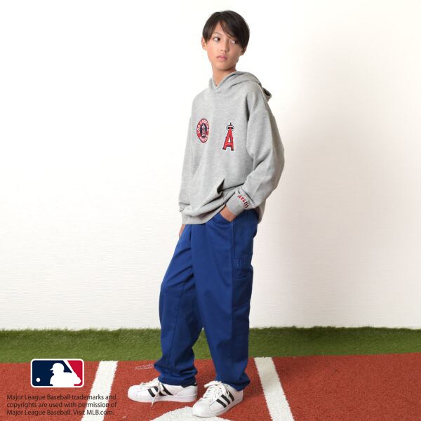 【MLB】裏毛チーム刺しゅうワッペン付きパーカー