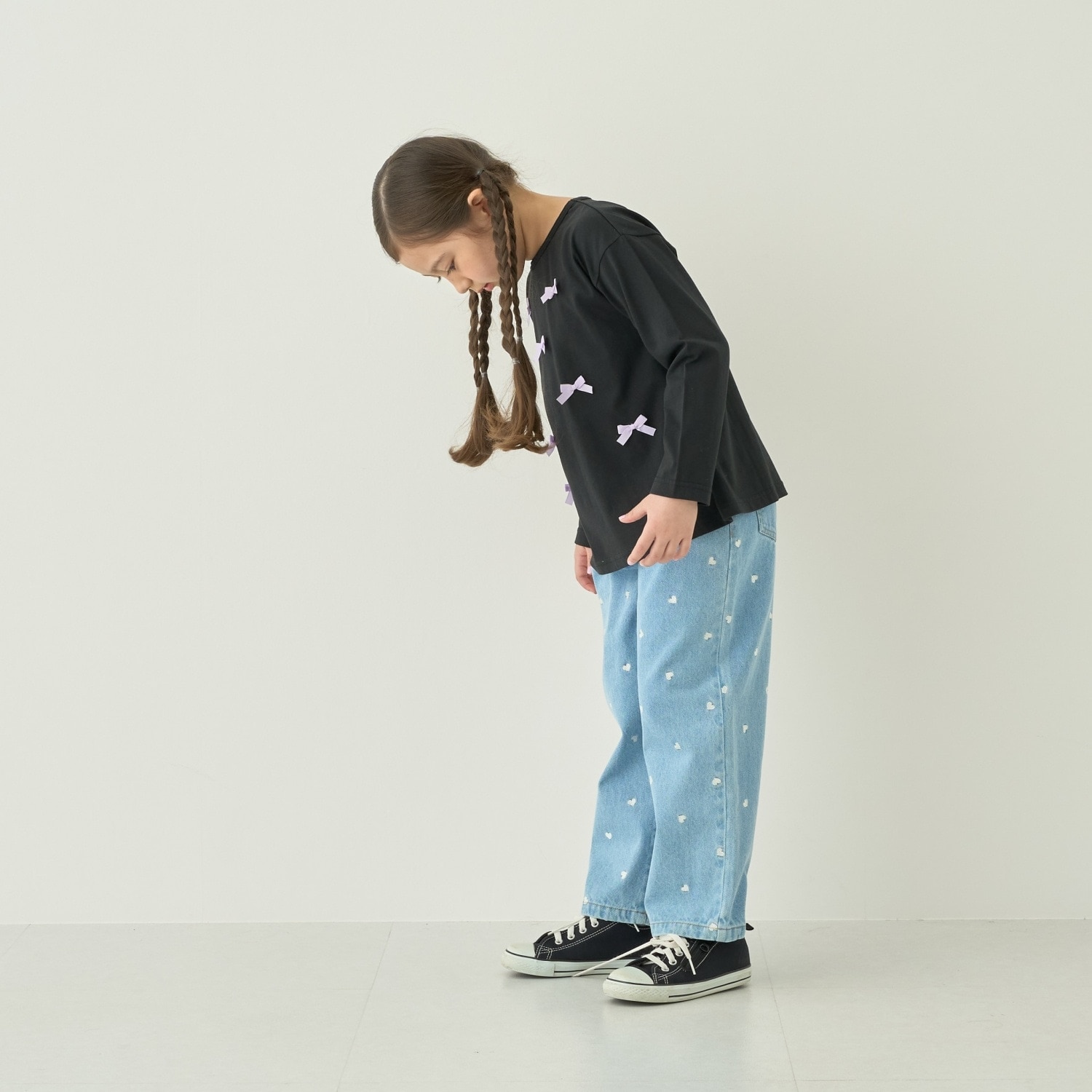 【やわらかデニム】ハート刺しゅう総柄バレルレッグパンツ