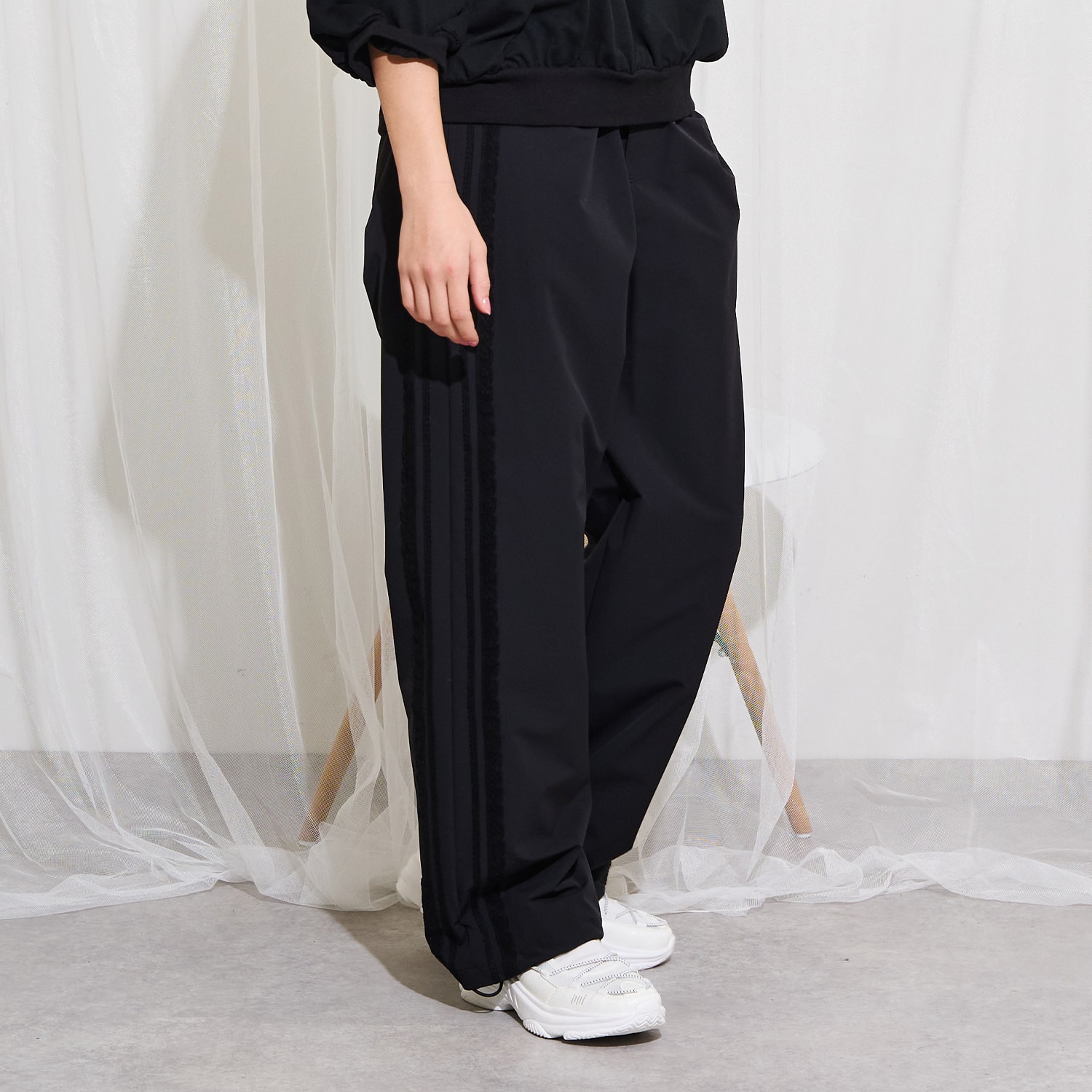 【AMI】機能素材サイドラインパンツ