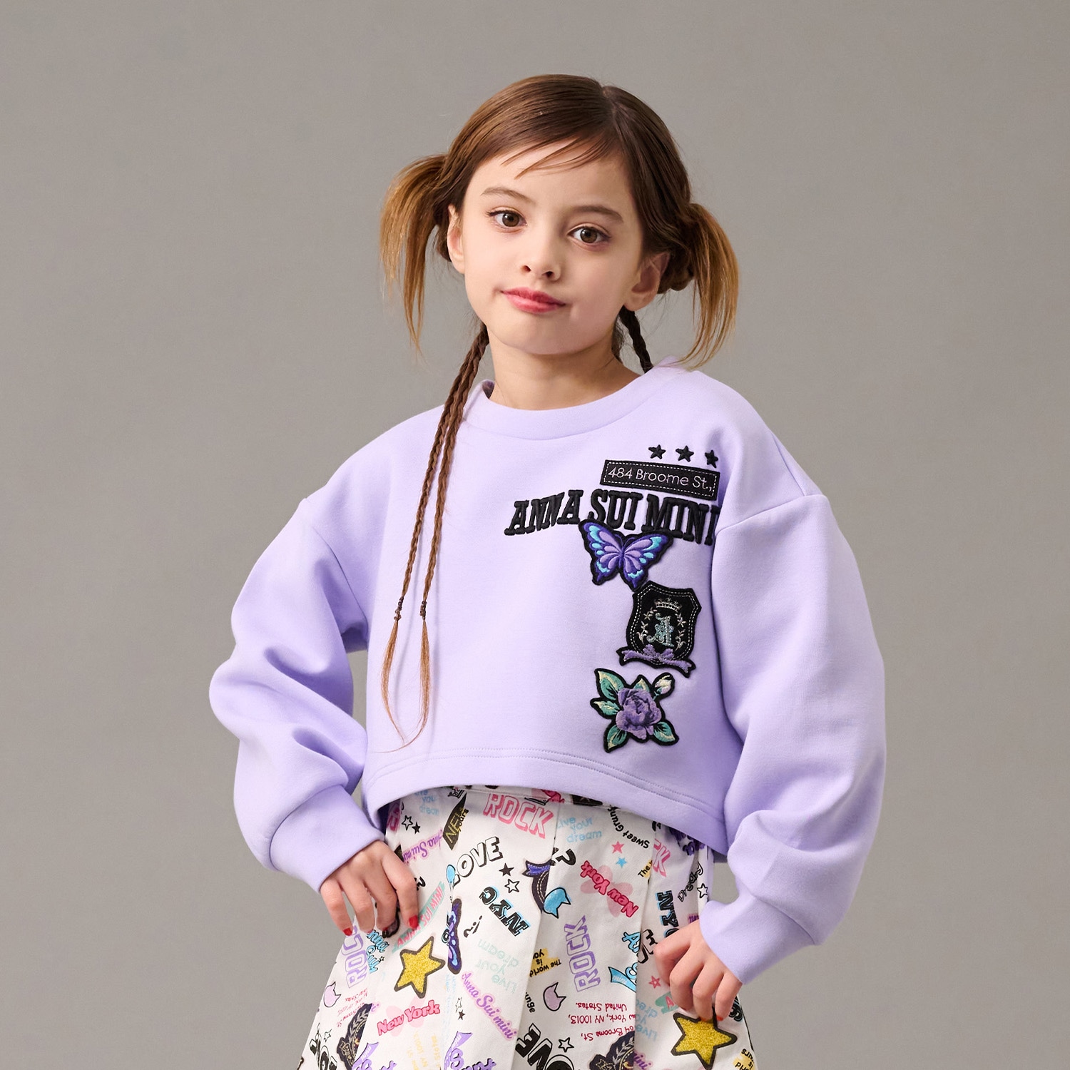 短丈ワッペントレーナー+長袖Tシャツ