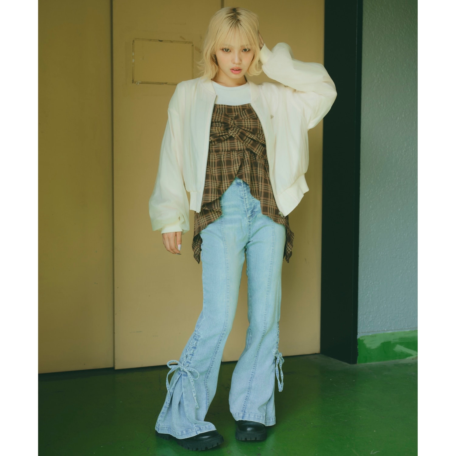 レースアップフレアデニムパンツ