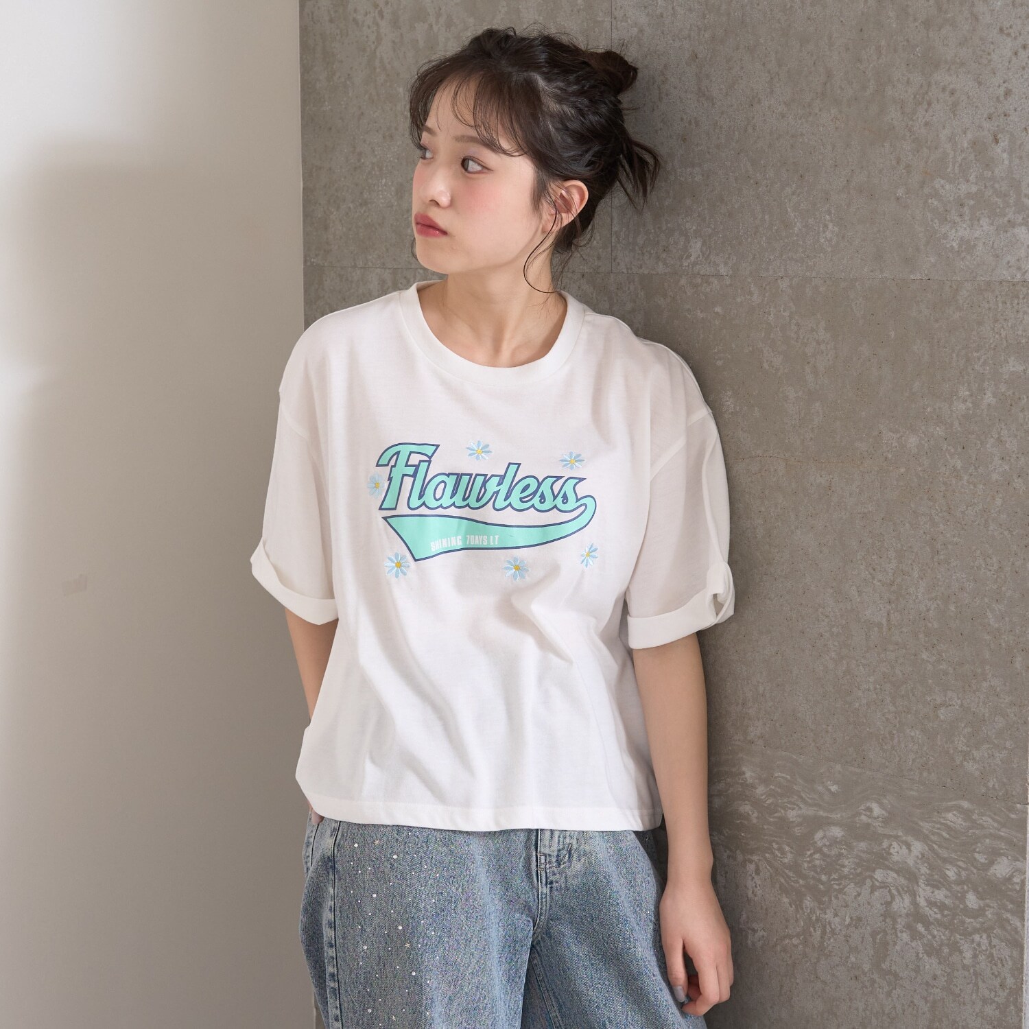 【7days】ロゴ＋お花刺しゅうTシャツ