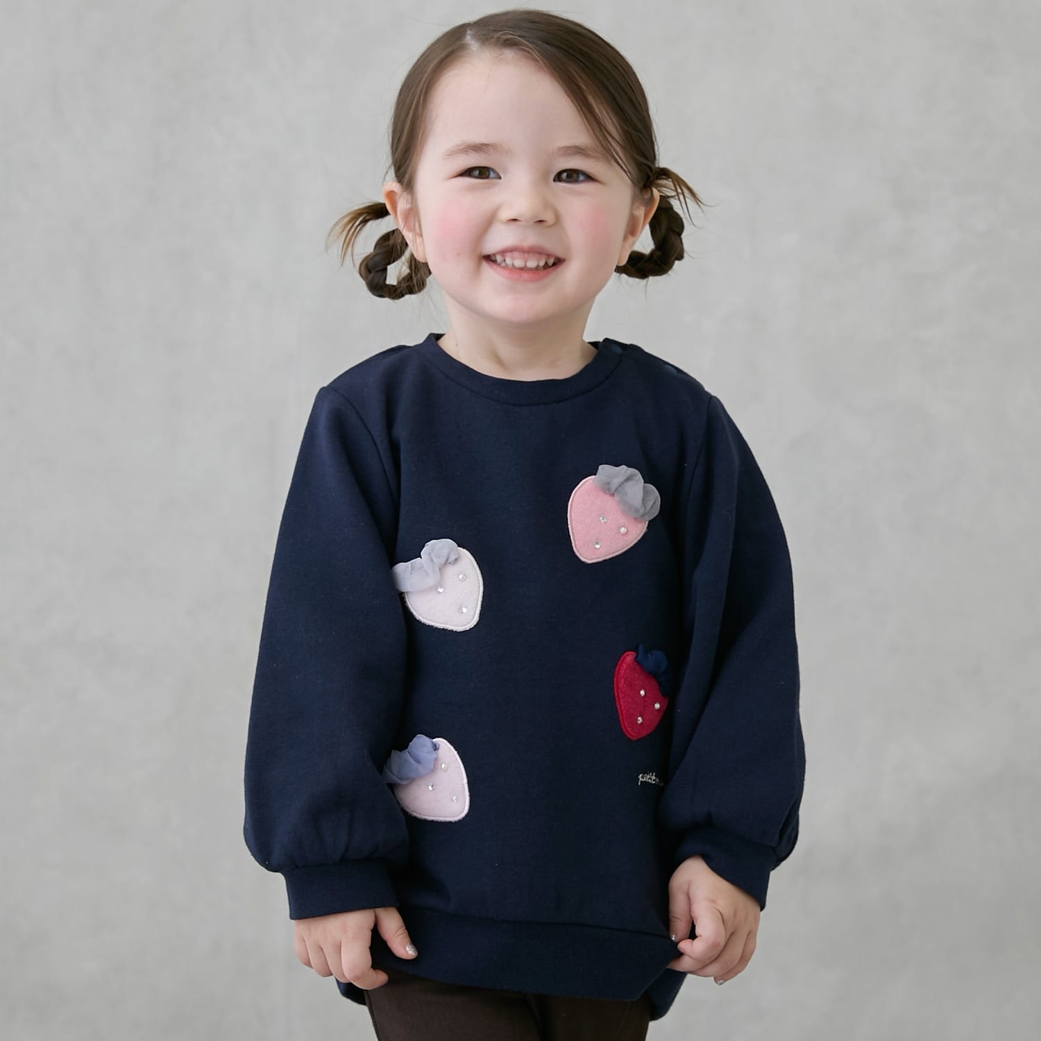 いちごモチーフトレーナー