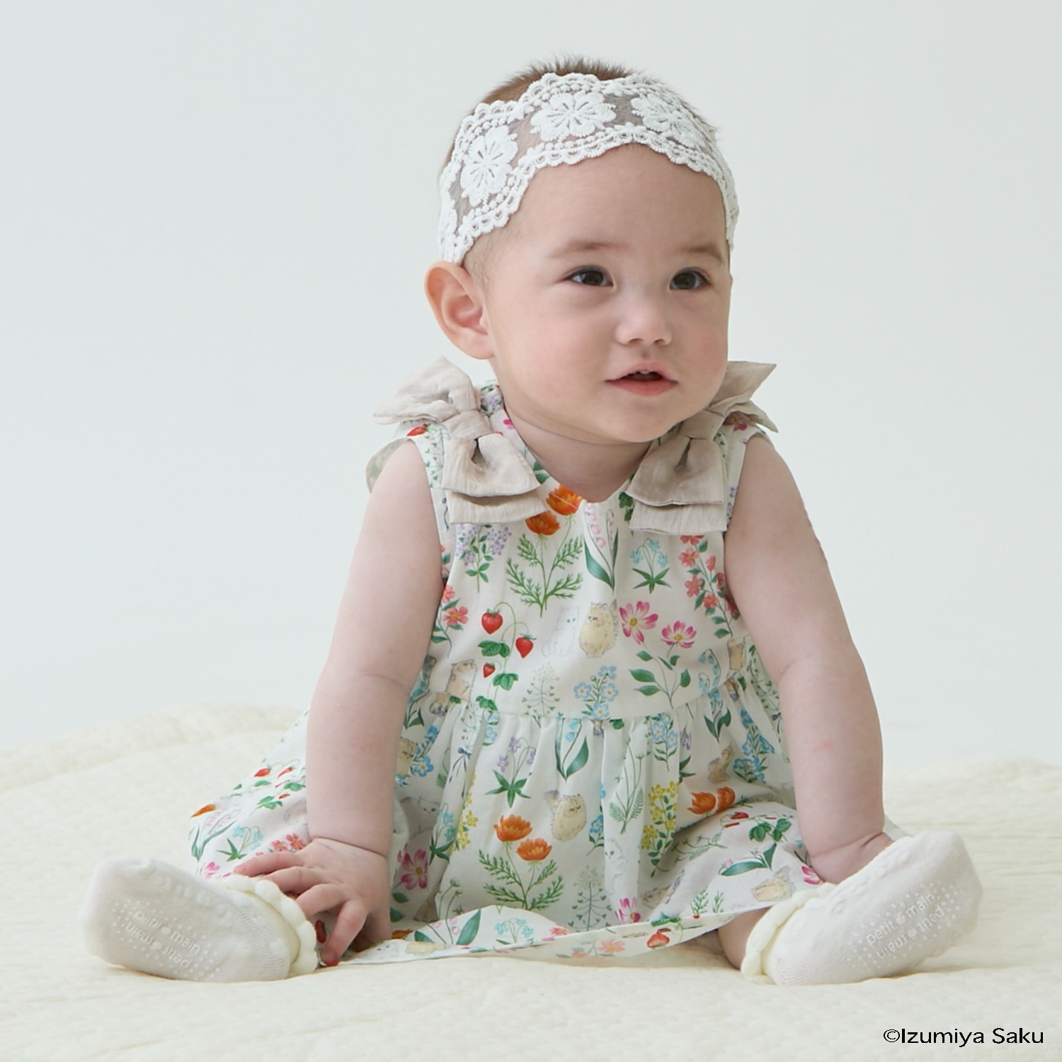 【イズミヤ サク】【リンク】肩リボンフラワーOPロンパース