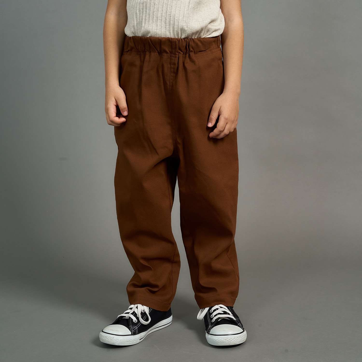 ゆったりシルエットのテーパードパンツ