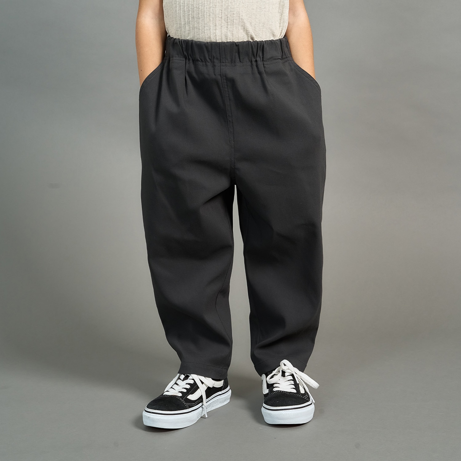 ゆったりシルエットのテーパードパンツ