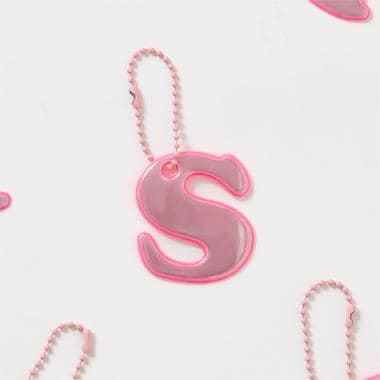 あんしんアルファベットリフレクターチャーム（ピンク）