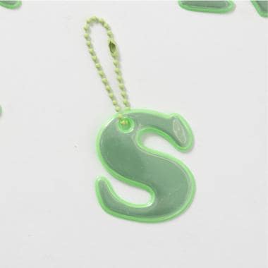 あんしんアルファベットリフレクターチャーム（緑）