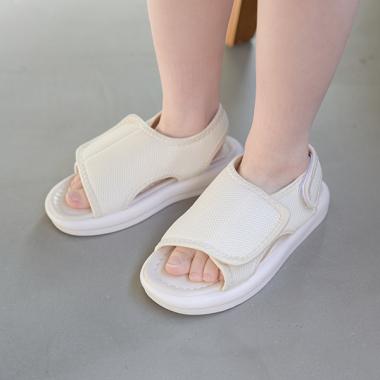 パカっと開いてる履きやすいメッシュフラットサンダル