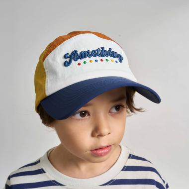 ロゴ刺しゅうキャップ