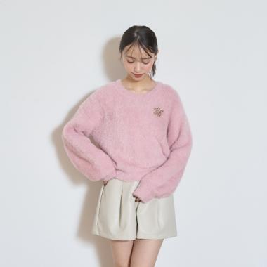 ブローチつきシャギーニット